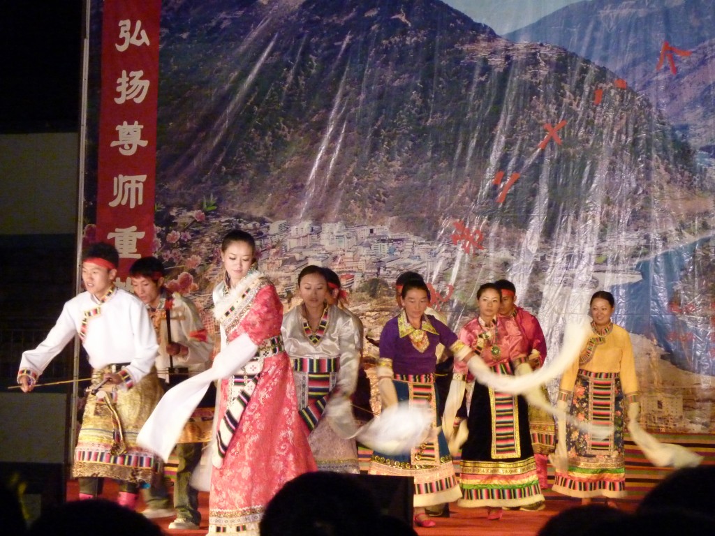 Tänzerinnen mit traditionellen Kleidern der tibetischen Zang-Minderheit 