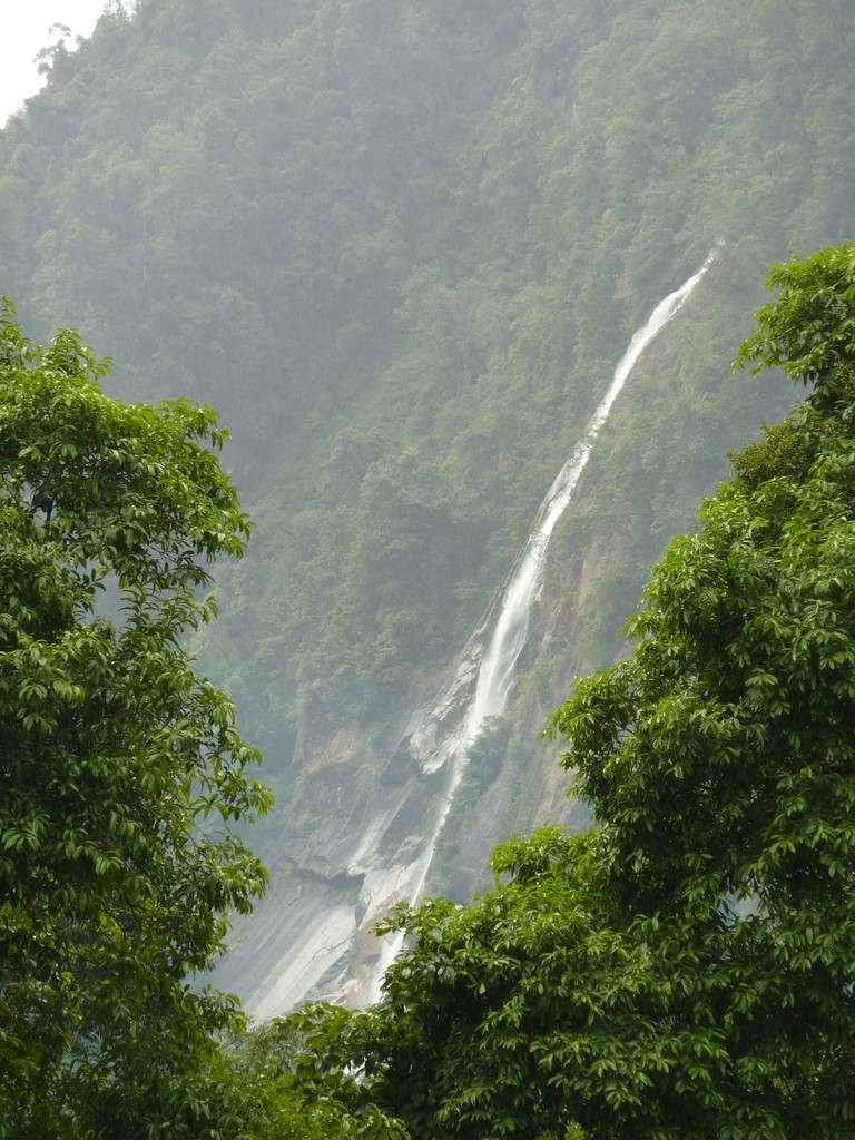 Schon von weitem sieht man den 400m hohen Wasserfall