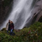 Helen und Nadja vor dem Wasserfall