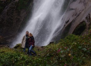 Helen und Nadja vor dem Wasserfall